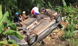 TNGT nghiêm trọng: Sau cú tông trực diện, 2 ôtô lao xuống vực sâu