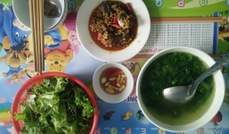 Hào hứng khoe mẹ chồng ảnh 'bữa cơm thanh mát', con dâu bị mắng là keo kiệt, cố ý tiết kiệm tiền đem về nhà mẹ đẻ