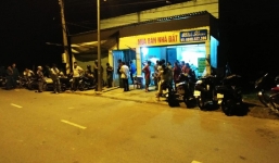 Chồng đi nhậu cùng bạn, vợ ở nhà chết trong tư thế treo cổ