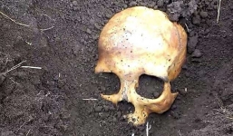 Đào được hộp sọ khi đang làm vườn, chú nông dân Nga sợ mất mật khi vợ bảo 'Chồng cũ em đấy, chôn lại đi anh'