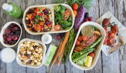 Một ngày nên ăn 3 bữa chính hay chia thành 6 bữa nhỏ mới là tốt?