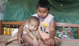 Bé gái 3 tuổi bị ung thư mắt, bố mẹ chở phân bò dành dụm từng đồng tìm lại ánh sáng cho con trong vô vọng