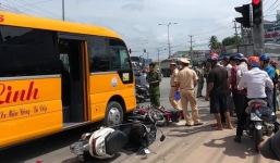 Xe khách lùa hàng loạt xe máy dừng chờ đèn đỏ, nhiều người bị thương