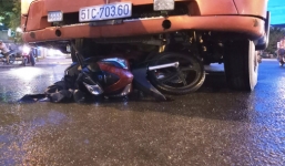 Chồng say chở vợ trên xe máy bị xe đầu kéo cuốn vào gầm