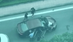 CLIP: Thấy ô tô đâm mình định bỏ chạy, nhóm thanh niên thay nhau giẫm lên nóc xe đe dọa