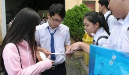 Tiếp tục lộ đề thi Toán ra ngoài cổng trường khi thí sinh vẫn còn làm bài