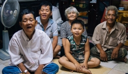 Bà Tư 'củi dầu' và bữa cơm mỗi ngày 30 ngàn đồng nuôi cả gia đình 5 người giữa Sài Gòn