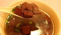 Tiết lợn có lợi ích tuyệt vời đối với sức khỏe, nhưng có 3 nhóm người không nên ăn