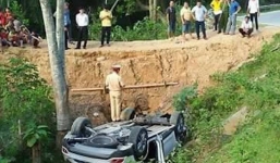 Xế hộp tiền tỷ mới mua lật ngửa dưới vực sâu