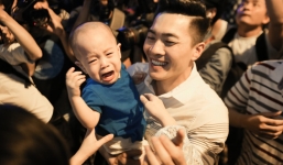 Con trai Quốc Cơ khóc nức nở trong vòng vây của người hâm mộ