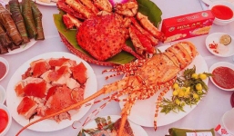 Cỗ cưới đại gia Hà Nội toàn tôm hùm, cua hoàng đế lại có cả lợn quay nguyên con nằm chờ trên sân khấu gây xôn xao