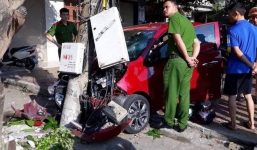 Ô tô con mất lái tông người đi xe máy rồi găm chặt vào cột điện