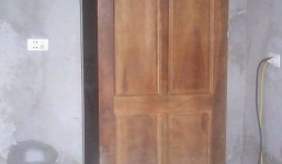 Chiếc cửa hở khe lắp cửa buồng tân hôn vợ chồng trẻ khiến ai nhìn cũng toát mồ hôi: Thế này thì còn làm ăn gì nữa?