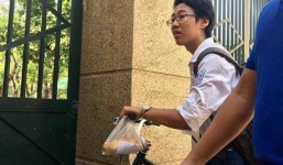 Xót xa cảnh nam sinh tự đạp xe đến trường thi với chiếc bánh mỳ mua vội treo trên ghi-đông chưa kịp ăn