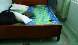 Cô gái lao ra khỏi phòng khách sạn kêu cứu vì trên người bạn trai dính nhiều máu