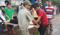 Cây xanh bật gốc ngã đè lên 3 người đi xe máy ở Sài Gòn