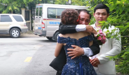 Thấy con nức nở nhìn theo xe đưa nhà gái trở về, cha mắt đỏ hoe từ trên xe chạy ào xuống ôm: 'Con gái bố lấy chồng thật rồi'