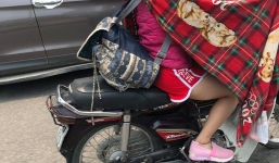 Bắt gặp cô gái mặc áo khoác, choàng thêm tấm vải nghi là chăn lượn phố Hà Nội ngày nắng gắt