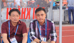 Cảnh sát cơ động bảo vệ Bùi Tiến Dũng trước sự cuồng nhiệt của CĐV Hải Phòng