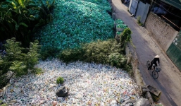 24h qua ảnh: Khung cảnh tại làng chuyên tái chế rác ở Hà Nội