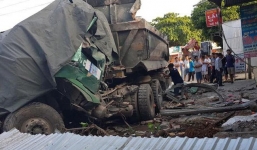Xe đầu kéo chở đá nát bét phần đầu sau khi đâm thẳng vào nhà dân bên quốc lộ