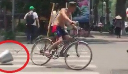 Hà Nội: Ông chú cởi trần buộc xô vào xe đạp phóng vòng quanh ngã tư giữa trời nắng gắt