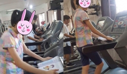 Hình ảnh nữ gym thủ vừa tập luyện vừa đọc sách được share dữ dội trên MXH như một tấm gương lớn về học tập