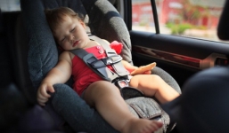 Bé gái 3 tuổi chết tức tưởi trong xe ô tô vì bố mẹ tưởng nhầm điều này