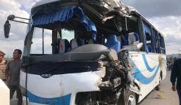 NÓNG: Tai nạn liên hoàn, 2 xe tải lật, 1 xe khách lao xuống ruộng làm 10 người bị thương