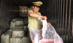 Phát hiện xe container chở gần 7 tấn phế phẩm động vật hôi thối trên đường vào TP.HCM tiêu thụ