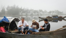 Những hình ảnh đáng nhớ của đầu bếp Anthony Bourdain trong hành trình khám phá ẩm thực Việt Nam