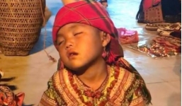 Em bé dân tộc vừa bán hàng phụ mẹ vừa ngủ gật 'đốn tim' dân mạng