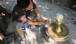 Cặp vợ chồng ở làng gốm Bát Tràng dự tính thu về 240 triệu sau khi tung 3.000 chiếc 'Cúp vàng' siêu rẻ ra thế giới trong mùa World Cup