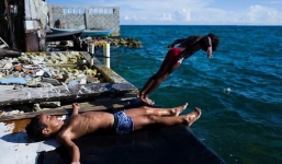 Ghé thăm hòn đảo đông dân nhất thế giới: Diện tích chỉ gần bằng 2 sân bóng đá, thiếu thốn trăm bề nhưng cuộc sống yên bình đến nỗi người dân đi ngủ không cần khóa cửa