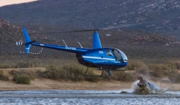 24h qua ảnh: Hà mã khổng lồ vươn khỏi mặt nước tấn công trực thăng