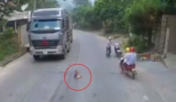 Lại xuất hiện clip bé trai chạy ra ngồi chơi giữa đường, 2 ô tô cùng nhiều xe máy hốt hoảng phanh gấp
