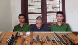 Khám nhà con nghiện phát hiện cả 'kho' vũ khí khủng