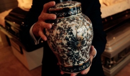 Sau 27 năm sống chung, người vợ qua đời để lại thứ này khiến chồng cảm thấy bị phản bội