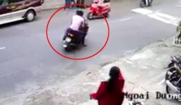 Người phụ nữ bị 2 thanh niên chặn xe đánh cướp tài sản giữa ban ngày ở Sài Gòn