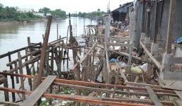 Sạt lở dồn dập, 3 căn nhà bị nhấn chìm, hơn 1.000 hộ dân trong vòng nguy hiểm