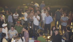 Đột kích quán bar ASTA lúc nửa đêm, phát hiện vũ công múa cột ăn mặc hở hang, nhiều khách phê ma túy