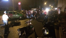 Xe máy đối đầu taxi, 2 thanh niên nguy kịch