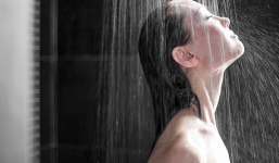 Ngoài tắm vào ban đêm thì đây là 4 thời điểm tắm khiến bạn dễ có nguy cơ bị đột tử mà bạn cần tránh