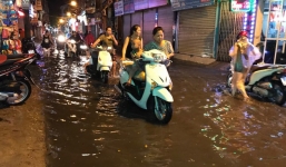 Hà Nội: Hàng trăm xe chết máy sau trận mưa lớn