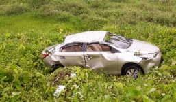 Thái Nguyên: Phát hiện một chiếc ô tô bẹp rúm nằm giữa bãi rác sau đêm mưa gió