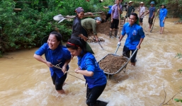 Bị dân mạng bảo 'rỗi hơi', sinh viên tình nguyện phản pháo: Ai cũng chọn việc nhẹ nhàng, gian khổ sẽ dành phần ai?