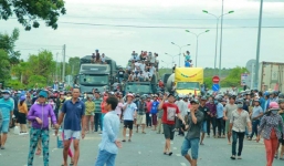 Giao thông trên QL1 đoạn qua Bình Thuận lại tắc nghẽn vì người quá khích chặn đường