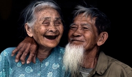 Nhiếp ảnh gia người Pháp chụp bộ ảnh đôi vợ chồng 94 tuổi và phía sau đó là một 'cổ tích tình già' siêu dễ thương ở làng rau Trà Quế