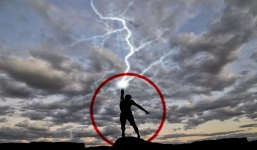 Đang bơm nước ngoài đồng, ông lão Thanh Hóa bị sét đánh chết thương tâm