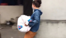 Chân trần bê bao thóc mấy chục cân đi phăm phăm trong ngày mùa, cô gái trẻ khiến cộng đồng mạng thi nhau xin info